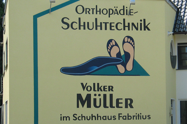 Volker Müller Orthopädie und Schuhtechnik - Gebäudefassade mit Firmenlogo